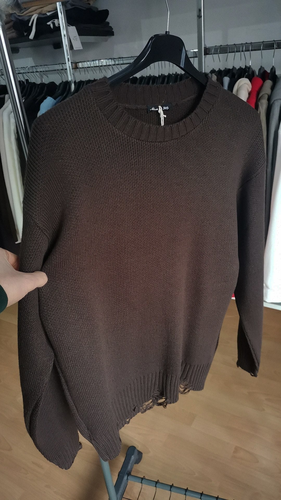 MAGLIONE CON ROTTURE MARRONE