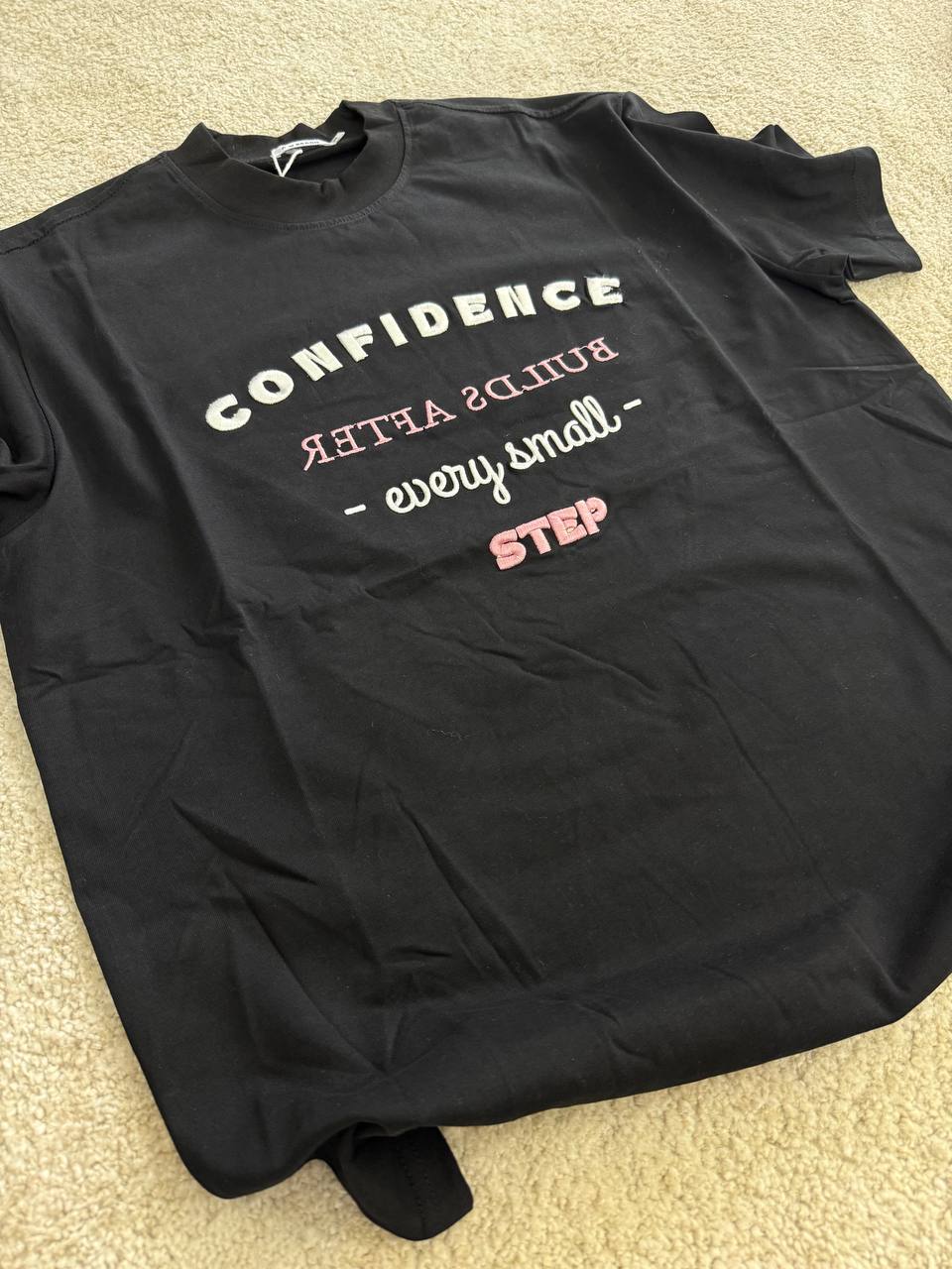 T-SHIRT CONFIDENCE NERA