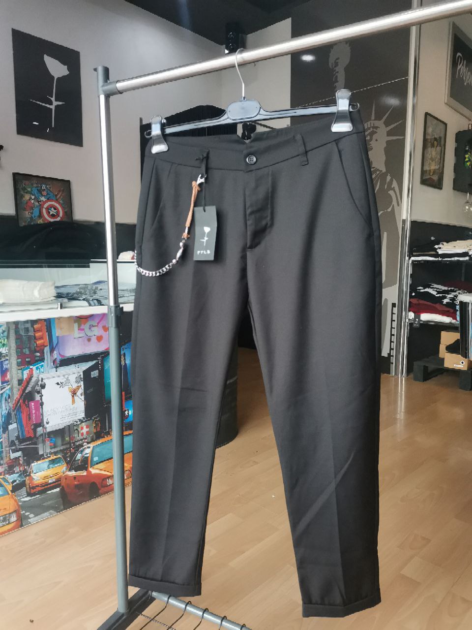 pantalone classico nero con accessorio