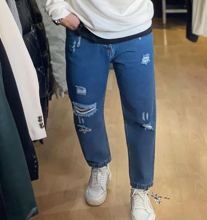 jeans scuro strappi